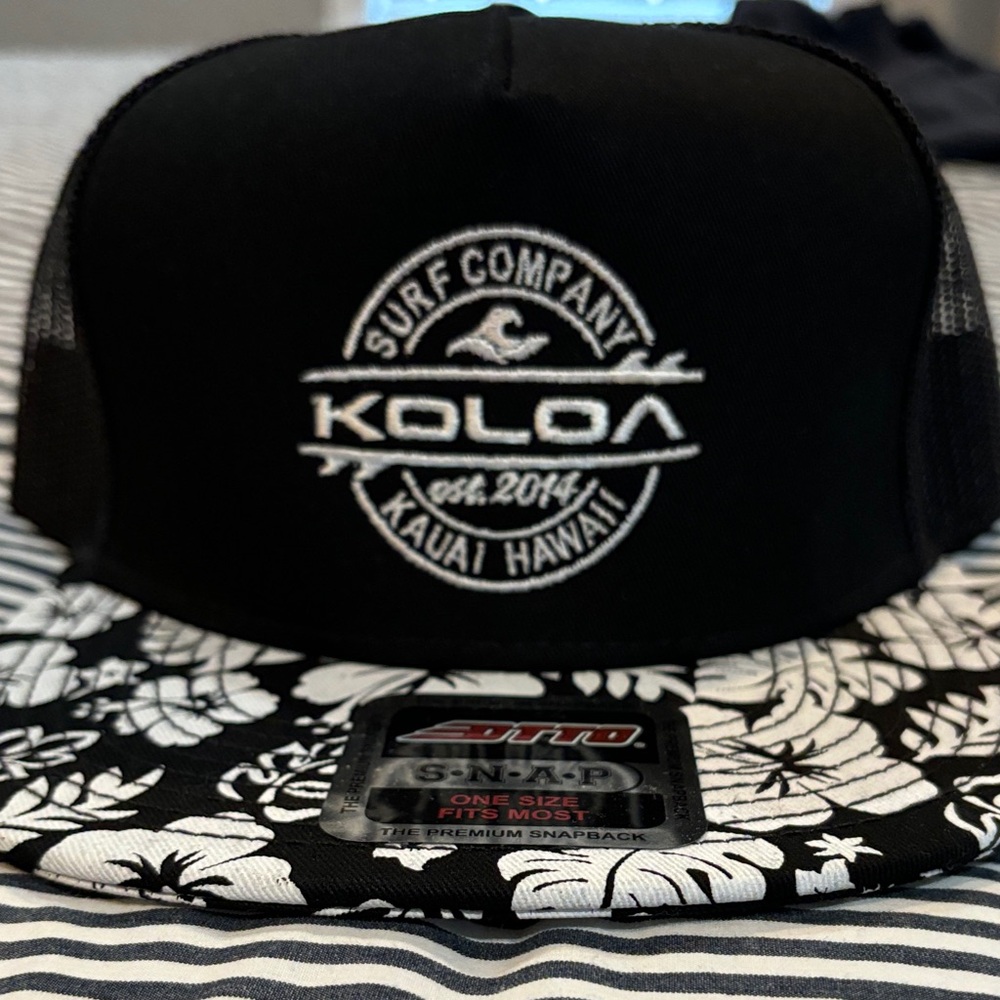 Koloa Black and White Snapback Hat NWT